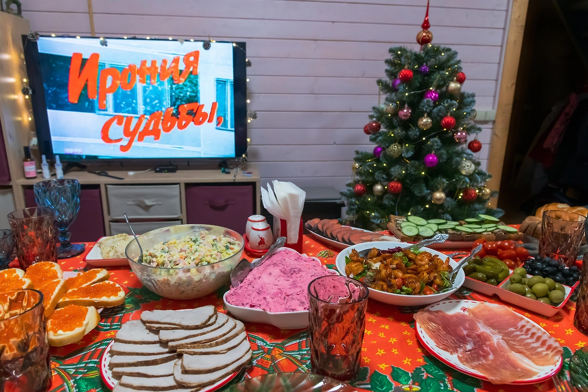После распада СССР времена настали трудные. Но на новогодний стол средства всё равно как-то находились. Фото © Shutterstock / FOTODOM / Bayhu19