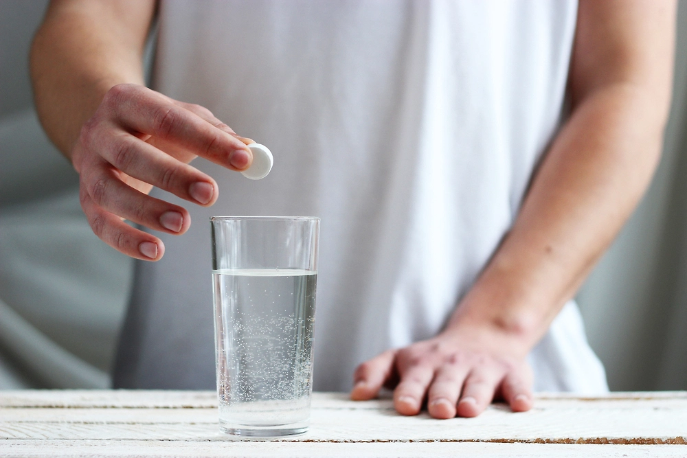 Как боролись с похмельем те, кому сейчас за тридцать? И что говорит доказательная медицина по этому поводу? Фото © Shutterstock / FOTODOM / White bear studio