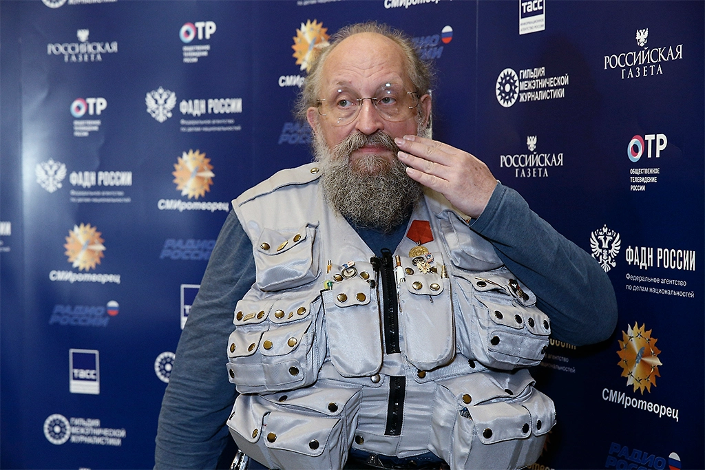 Знаменитая жилетка Вассермана весит до 7 килограммов. Фото © ТАСС / Александр Щербак