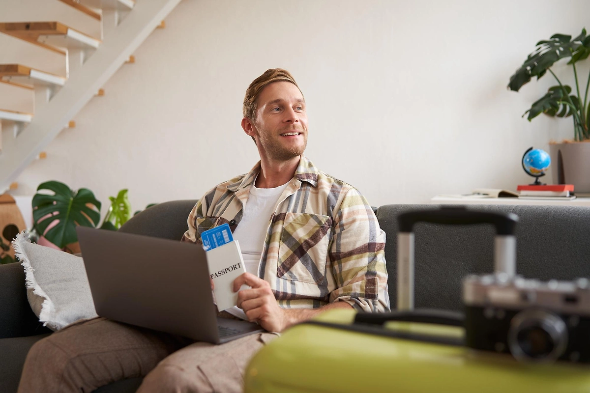 Мало кто знает секреты, благодаря которым можно сэкономить на авиабилетах в новогодние каникулы. Фото © Freepik / benzoix