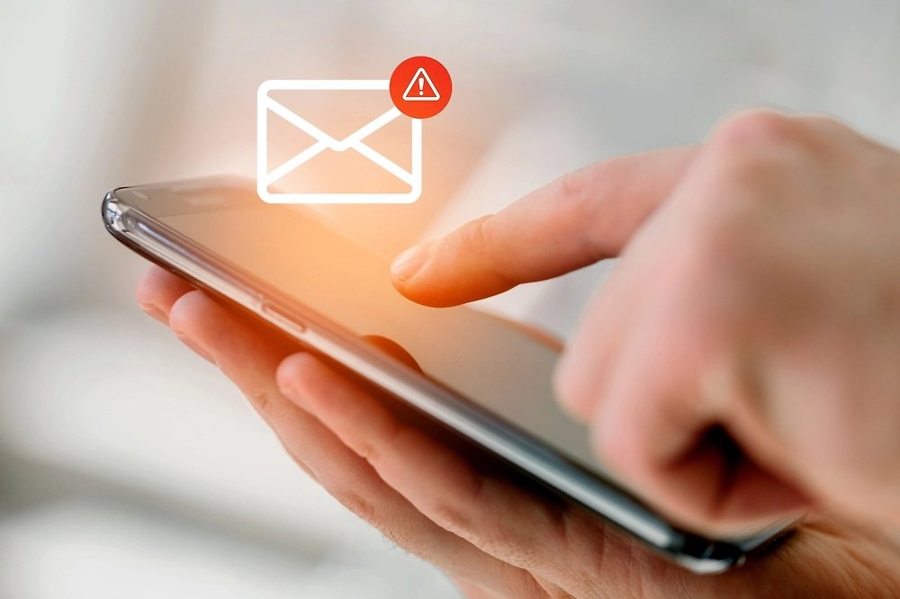 Новые мошеннические схемы декабря 2025 года. Как не стать «мамонтом» под Новый год. Фото © Shutterstock / FOTODOM / Billion Photos