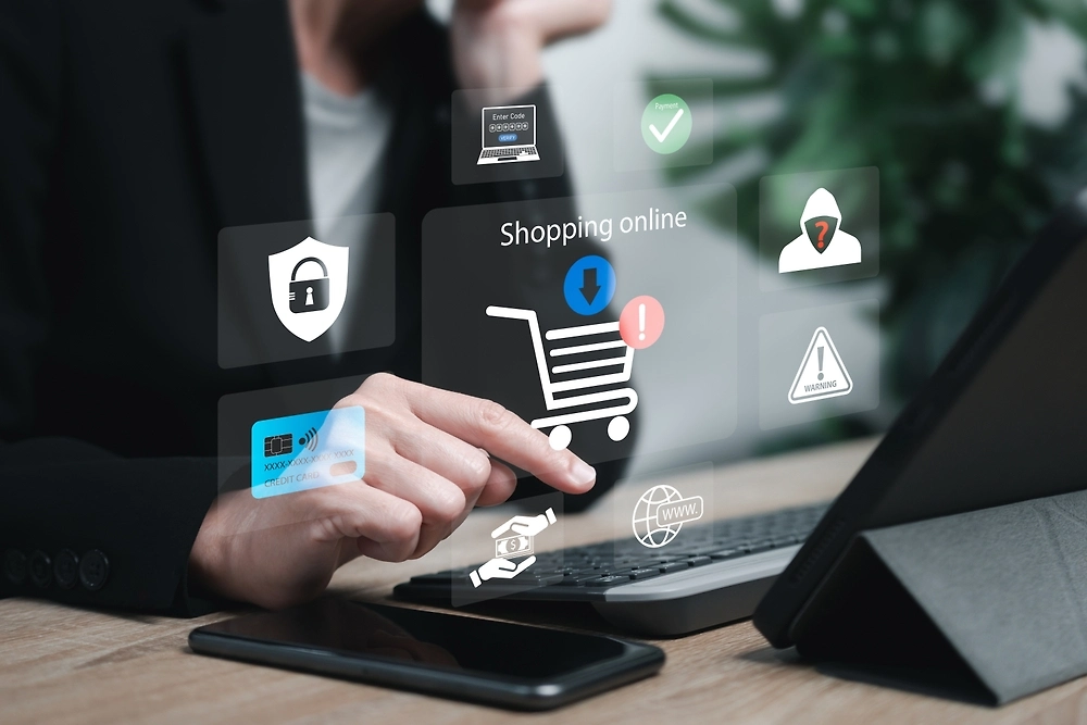 В декабре 2025 года под Новый год мошенники стали создавать клоны маркетплейсов, чтобы обманывать людей на деньги. Фото © Shutterstock / FOTODOM / Nichcha