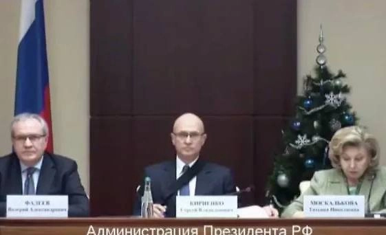 Кириенко с повязкой на руке. Фото © Telegram / Кремль. Новости