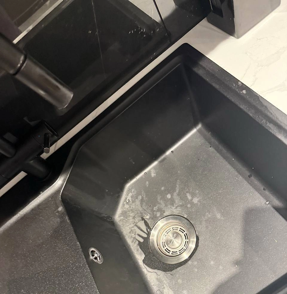 Грязная раковина, из-за которой между супругами вспыхнул конфликт. Фото © VK / Инцидент Омск 