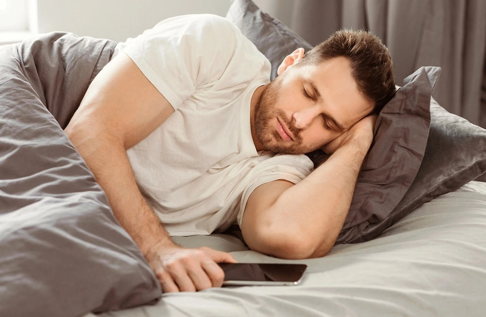 Как пережить магнитную бурю в декабре: врачи дают советы, что делать и чего избегать в критические дни. Фото © Shutterstock / FOTODOM / Prostock-studio