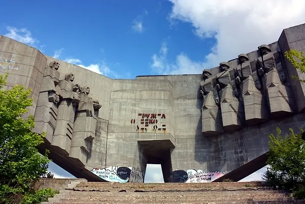 Грандиозный памятник болгаро-советской дружбе сейчас заброшен. Болгарские русофобы ратуют за его снос. Фото © atlasobscura.com 