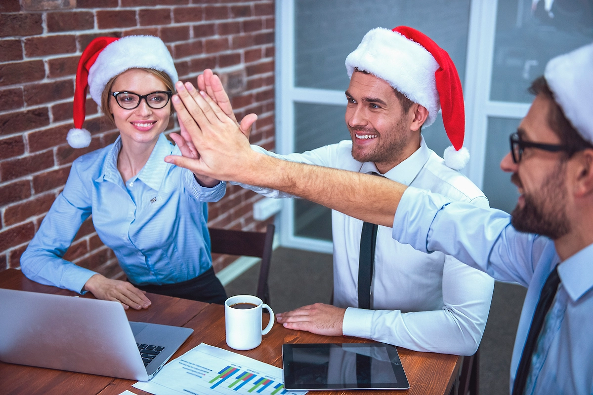 Подарки коллегам на Тайного Санту: 30 идей до 1000 рублей в праздничный сезон 2025–2026. Фото © Shutterstock / FOTODOM / George Rudy