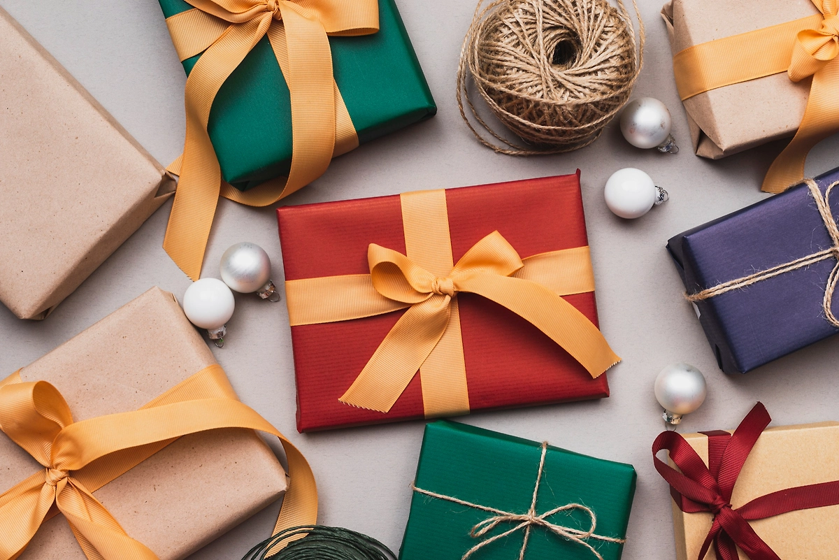 Тайный Санта 2026 для любителей приключений: 10 туристических и «боевых» подарков коллегам до 1000 рублей. Фото © Freepik