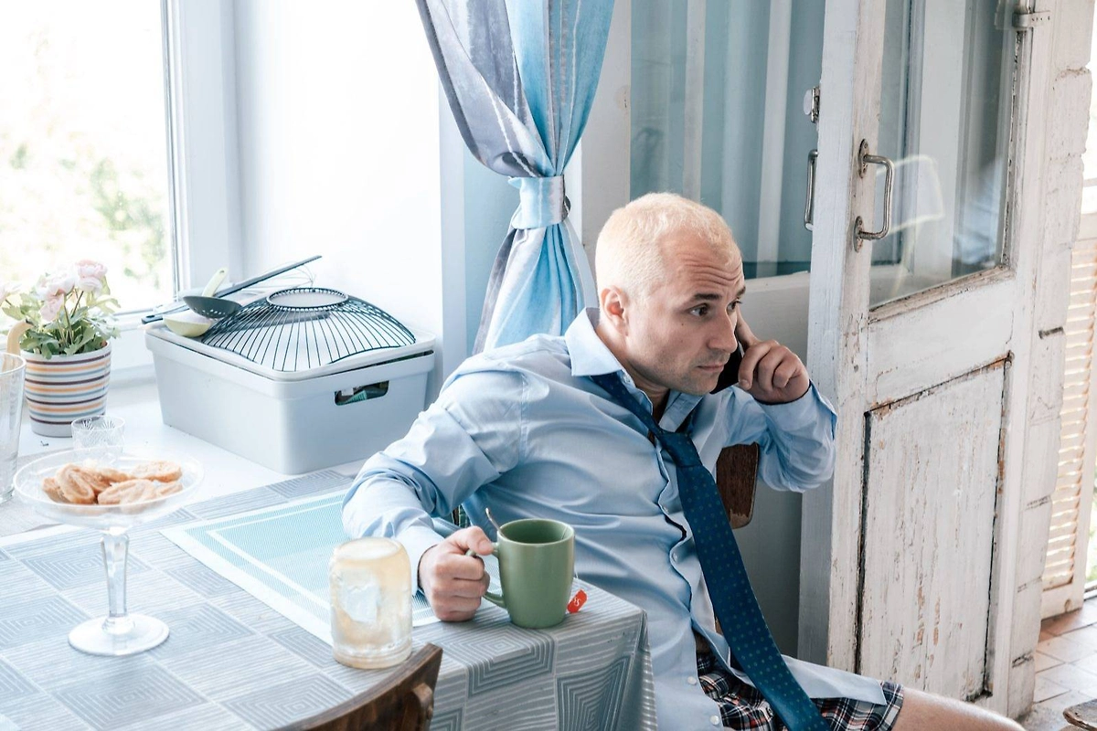 Александр Якин отошёл от амплуа Ромы Букина. Фото © Кадр из сериала «Кукушкин», режиссёр Велимир Русаков, сценаристы Сергей Панасенков, Кирилл Качурин и др. / Kino-teatr