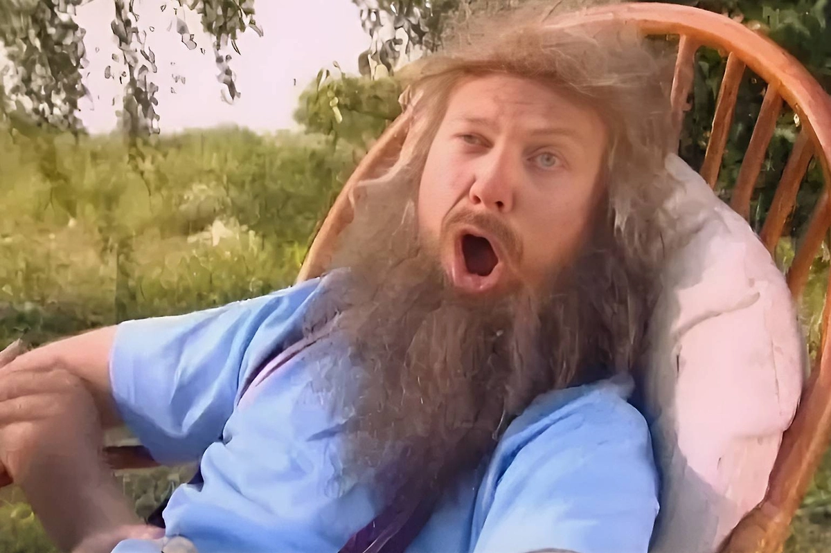 Сергей Светлаков отмечает 48-й день рождения. В «Нашей Раше» он был рублёвским бомжом Сифоном. Фото © Кадр из сериала «Наша Раша», режиссёры Пётр Буслов, Максим Пежемский, Дмитрий Ефимович, сценаристы Джавид Курбанов, Алексей Ляпоров, Гарик Мартиросян / Kinopoisk