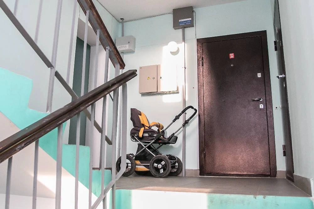 Почему нельзя оставлять коляски в подъездах — за что может быть штраф. Фото © ТАСС / URA.RU / Игорь Меркулов