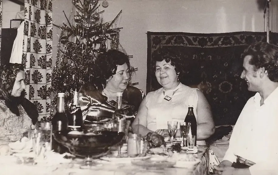 Советский новогодний стол — что обязательно должно быть. Фото © Shutterstock / FOTODOM / fotoak