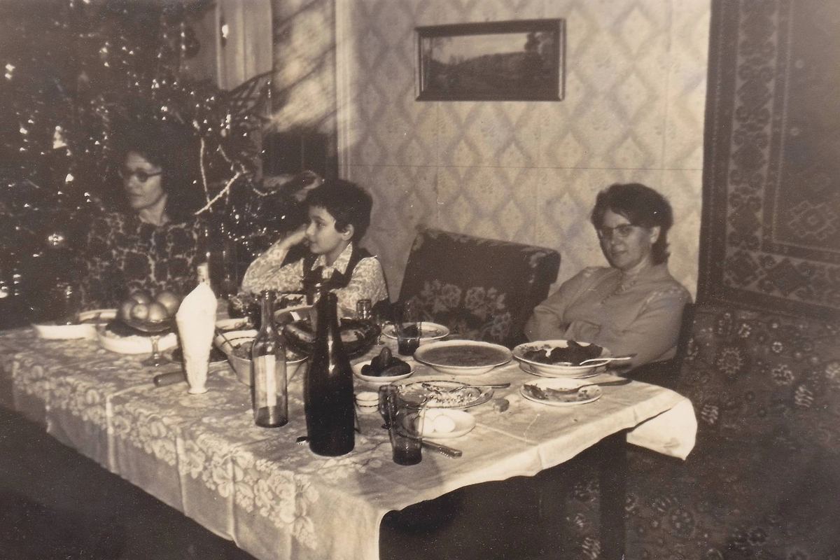 Новогоднее застолье в 1950-х уже было поистине новогодним. После Великой Отечественной войны в СССР разрешили отдыхать 1 января. Фото © Shutterstock / FOTODOM / fotoak