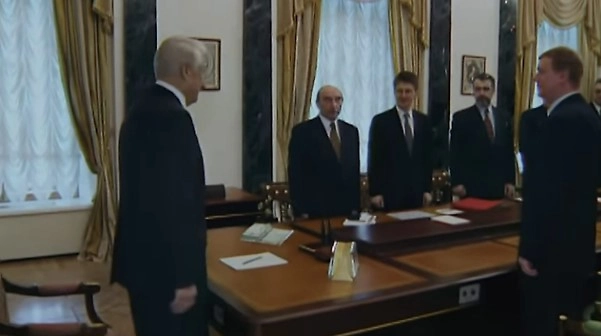 Фото из личного архива Савостьянова*. Подпись: Ельцин, Яров, Бойко, я, Чубайс, Батурин. Фото © Facebook (признан экстремистской организацией и запрещён на территории Российской Федерации) / Евгений Савостьянов