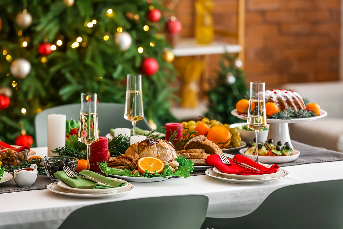 Новогодний стол на 2026 год — сколько он будет стоить? Как современный мир меняет праздники? Фото © Shutterstock / FOTODOM / Pixel-Shot