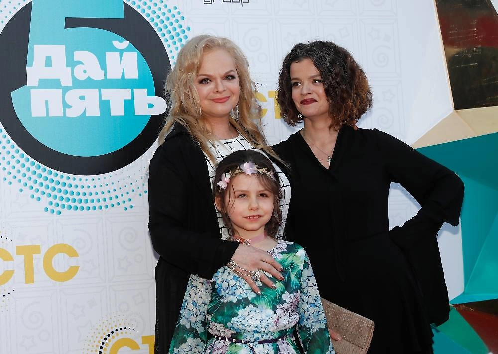 Певица Лариса Долина, её внучка Александра и дочь Ангелина Миончинская. Фото © ТАСС / Артем Геодакян