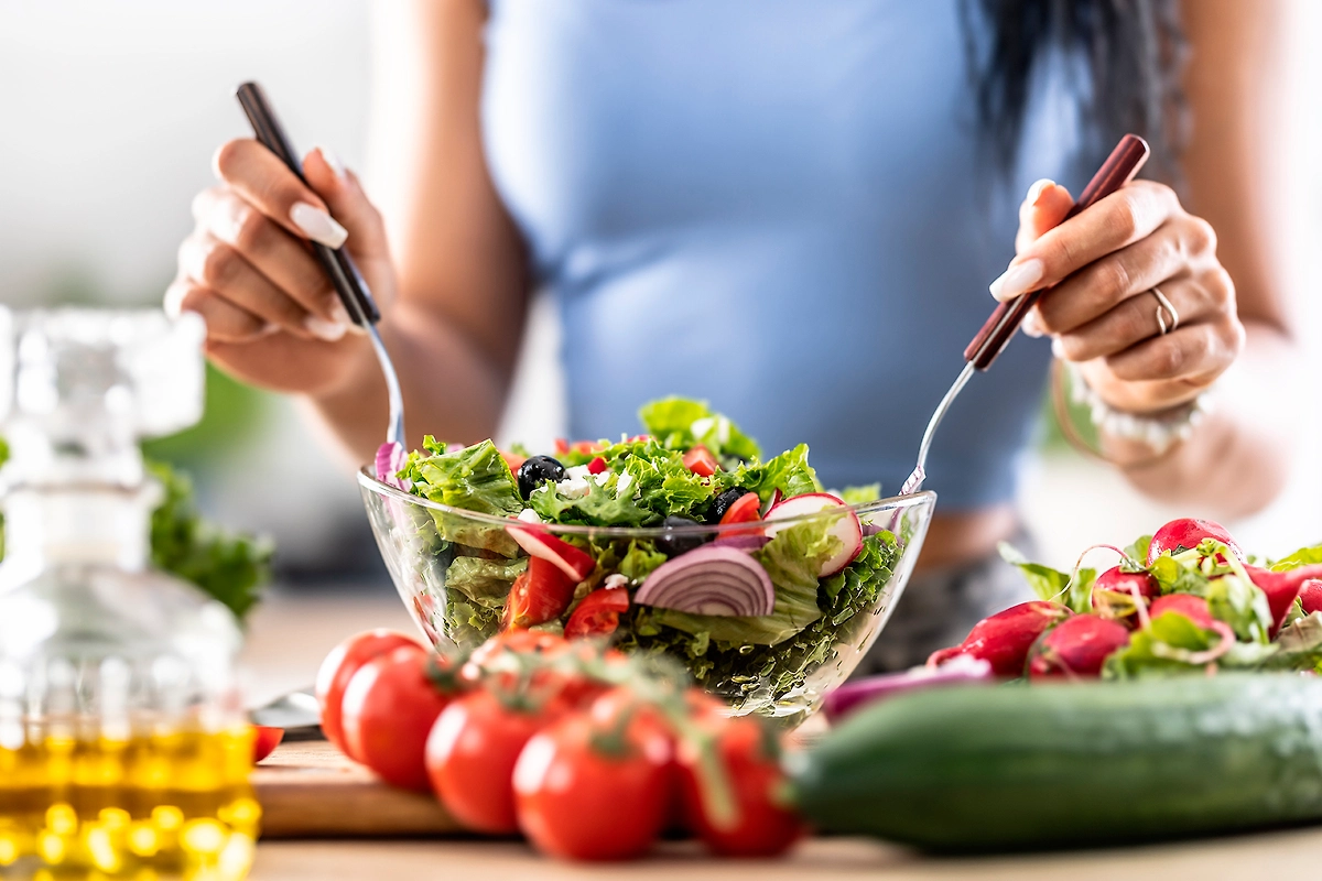 Что делать, чтобы не поправиться за новогодние каникулы 2026 года. Фото © Shutterstock / FOTODOM / Marian Weyo