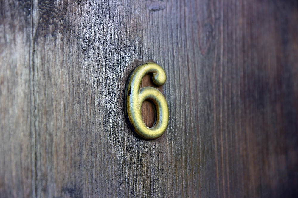 Какой номер квартиры принесёт удачу в год Лошади 2026. Фото © Shutterstock / FOTODOM / FunnyLemon