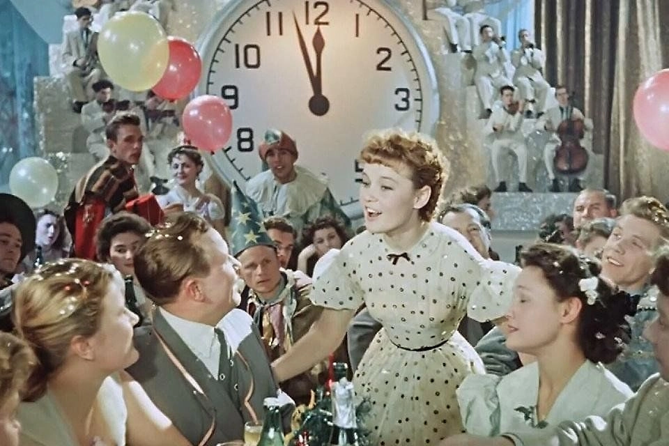 Новогодний хит, актуальный и в 2026-м, подарила нам Людмила Гурченко. Фото © «Карнавальная ночь», режиссёр Эльдар Рязанов, сценаристы Борис Ласкин, Владимир Поляков / Kinopoisk
