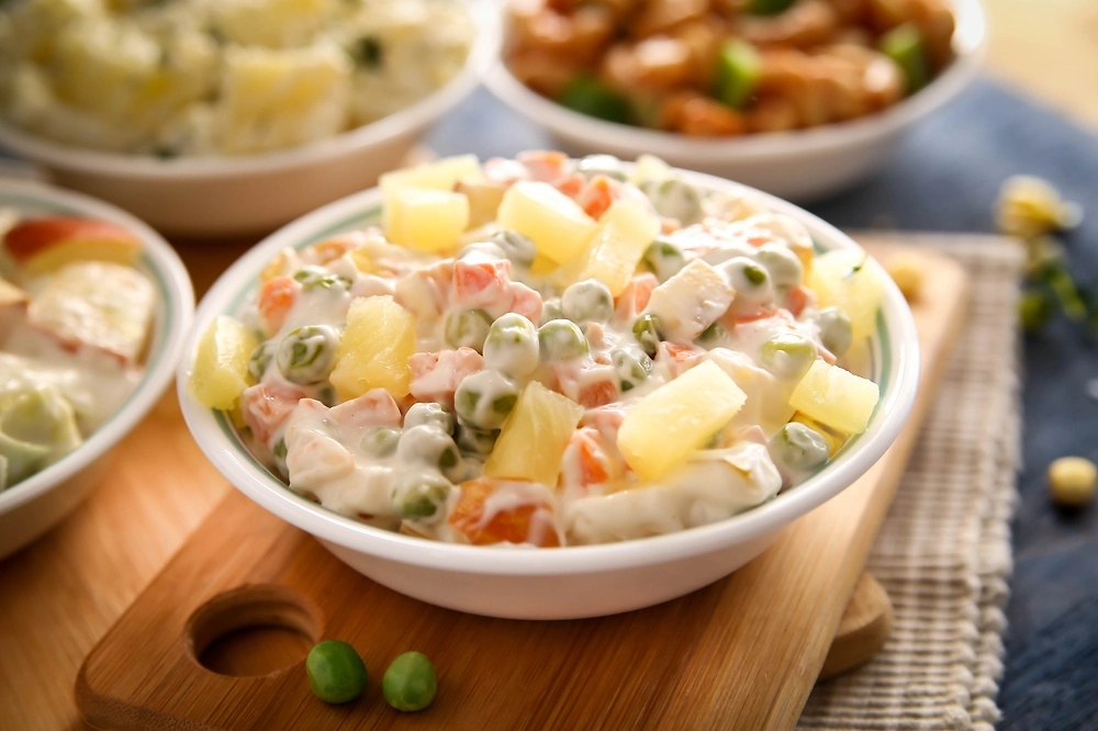 Как сделать оливье с ананасами. Фото © Shutterstock / FOTODOM / PixelGFX9