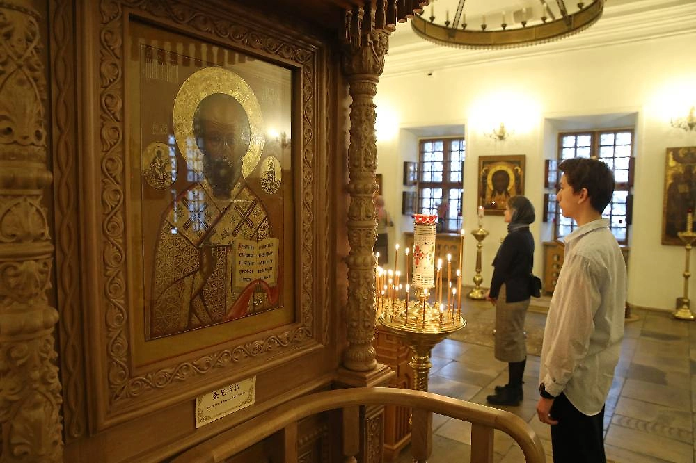 Прихожане во время божественной литургии в храме Святителя Николая. Фото © ТАСС / Вячеслав Прокофьев