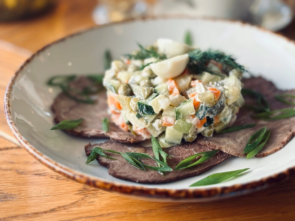 Рецепт оливье с говядиной. Фото © Shutterstock / FOTODOM / MariaKovaleva