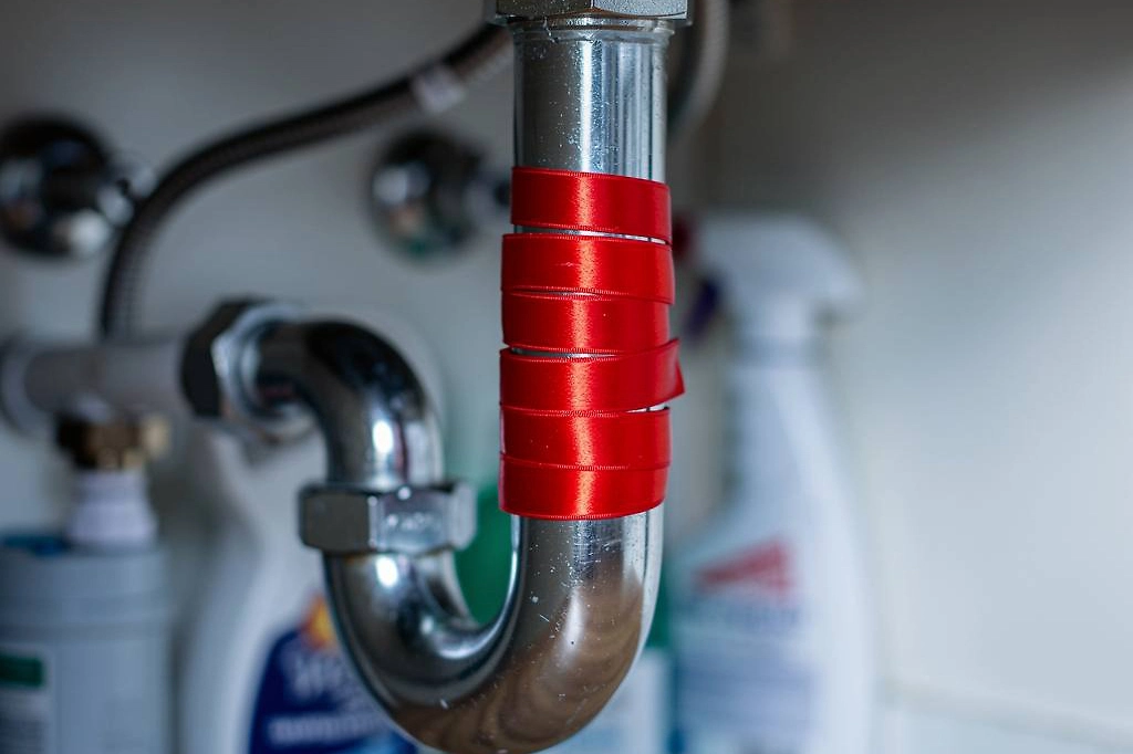 Сантехническая энергетическая ловушка. Отсюда из дома уходит позитивная энергия. Фото © ChatGPT 