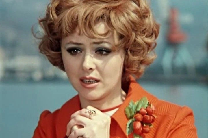 Среди новогодних хитов СССР выделяется «Звенит январская вьюга» Нины Бродской. В 2026-м он всё ещё популярен — спасибо Гайдаю. Фото © «Иван Васильевич меняет профессию», режиссёр Леонид Гайдай, сценаристы Владлен Бахнов, Леонид Гайдай, Михаил Булгаков / Kinopoisk