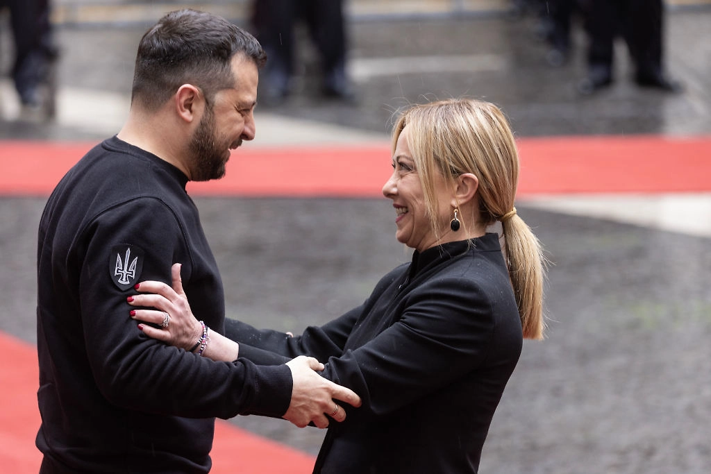 Джорджа Мелони любит обниматься с главой киевского режима. Фото © Gettyimages / Alessandra Benedetti – Corbis