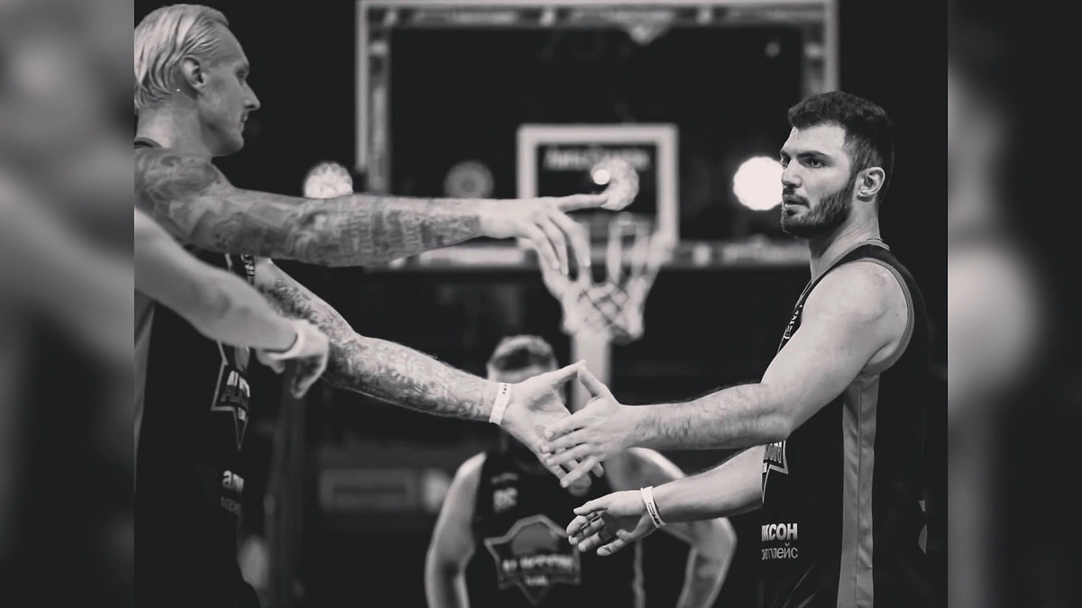 Бывший товарищ Яниса Тиммы опубликовал старый совместный снимок. Фото © Instagram (признан экстремистской организацией и запрещён на территории Российской Федерации)/a_tavakalyan