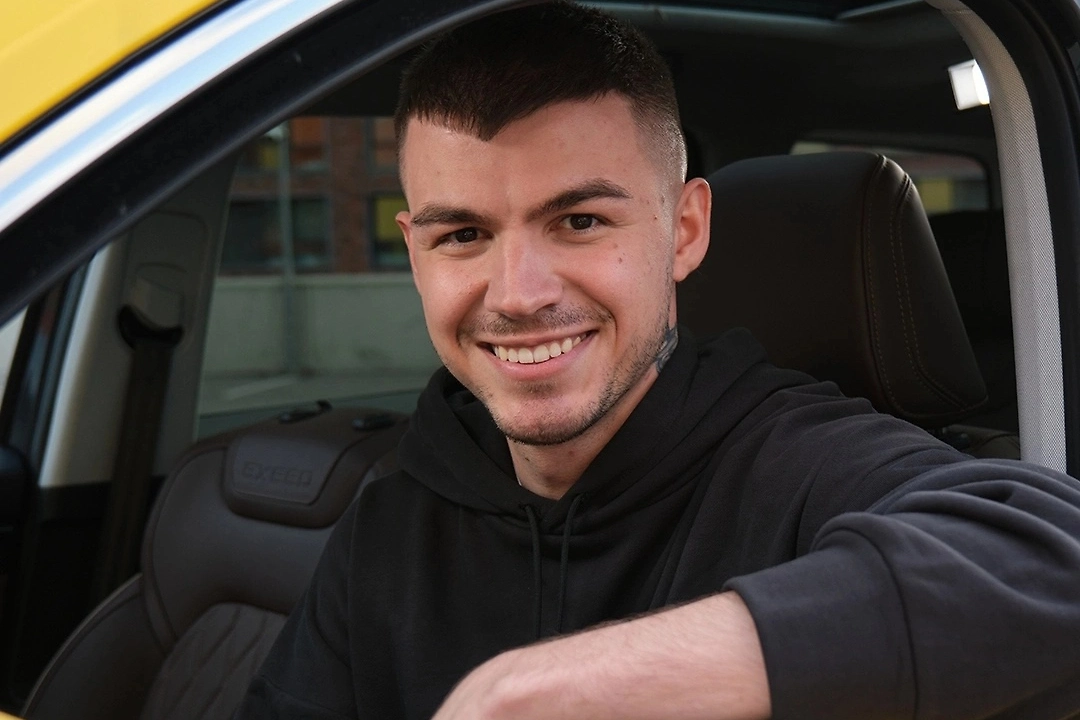 Влад Череватый в 2023 году запустил шоу «ЭКСТРА такси» на канале ТВ-3. Фото © VK / Владислав Череватый