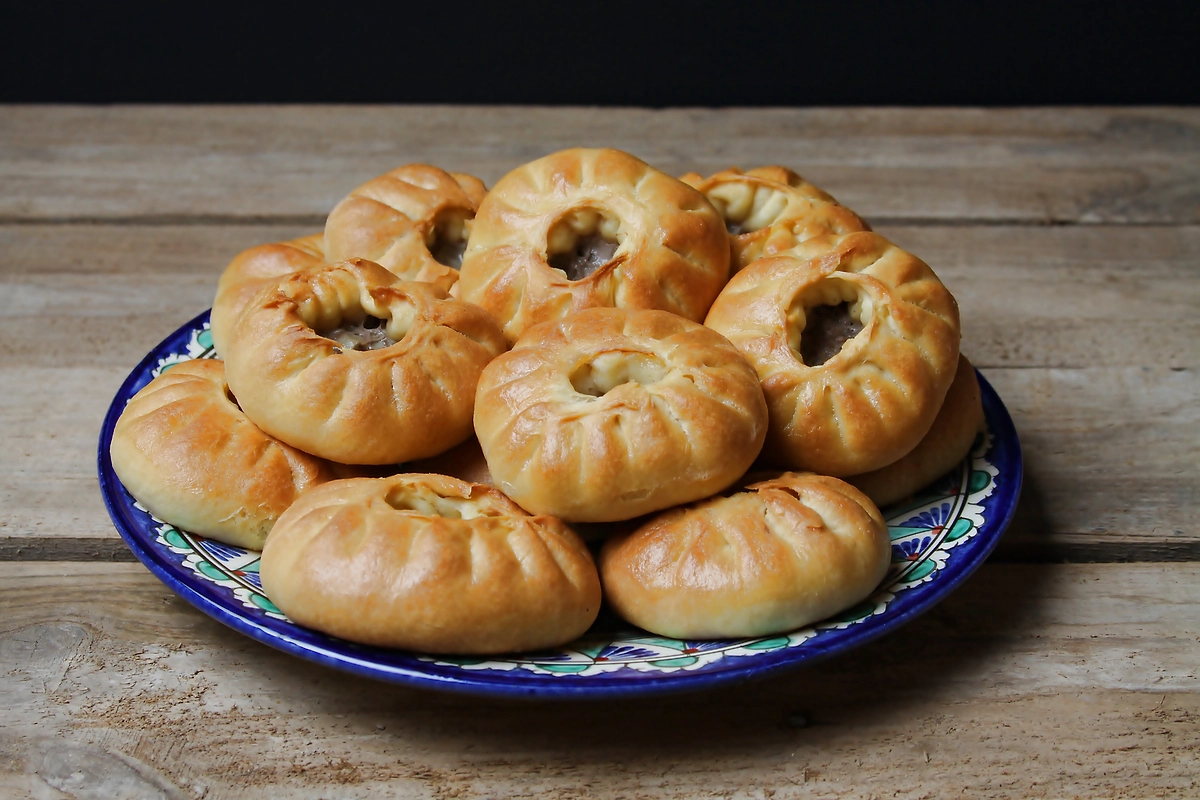 Беляши — рецепт из советской столовой. Фото © Shutterstock / FOTODOM / Nailya Yakubova