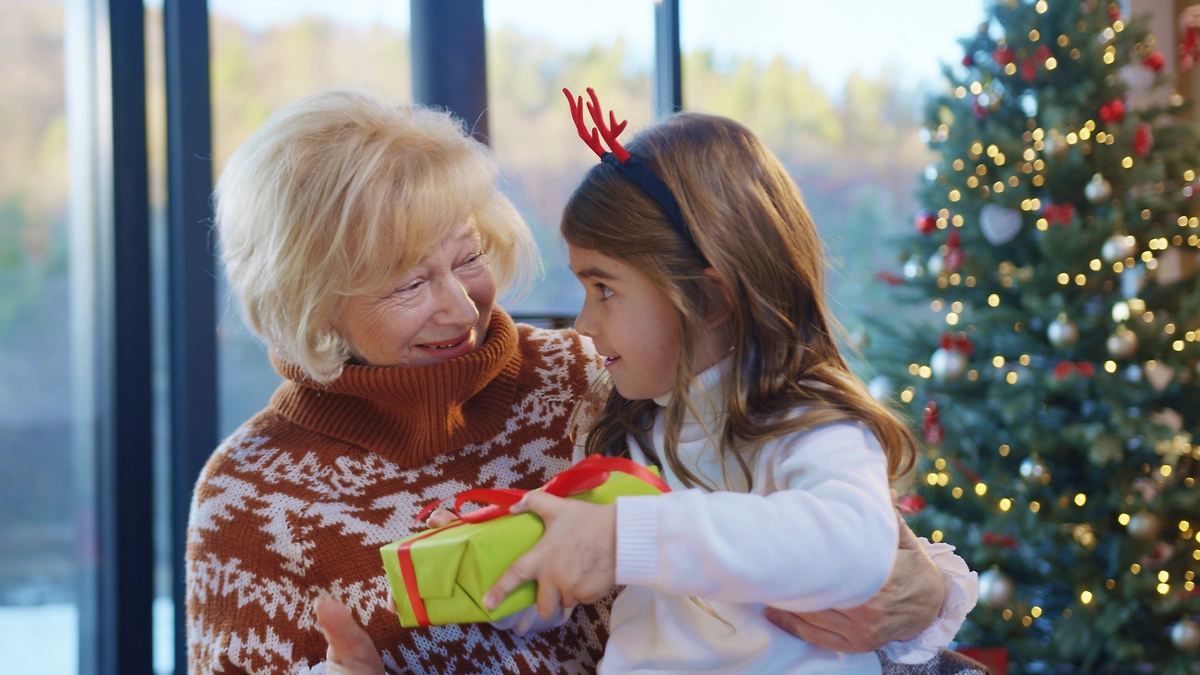 Подарки маме на Новый год по возрасту: что выбрать для разных поколений. Фото © Shutterstock / FOTODOM / Fractal Pictures