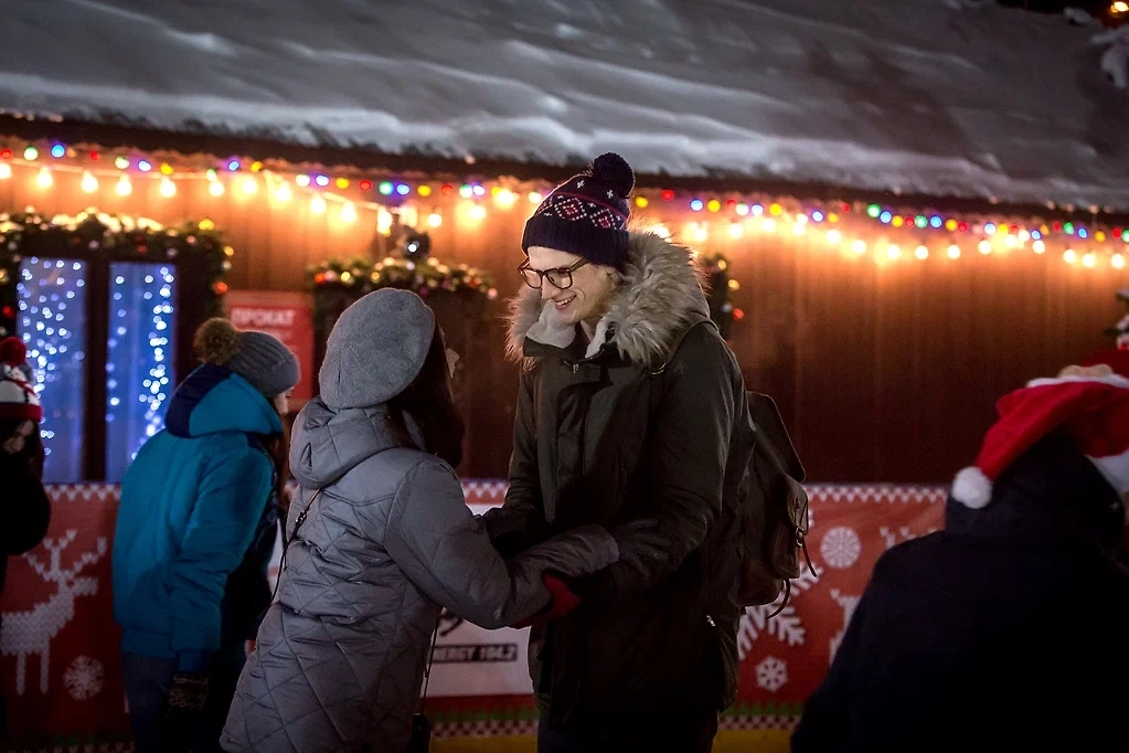 «Новогодний экспресс» — это мини-сериал 2019 года из России. Романтическая комедия про Москву и Санкт-Петербург. Фото © Кадр из фильма «Новогодний экспресс», режиссёр Дмитрий Булин / Kinopoisk