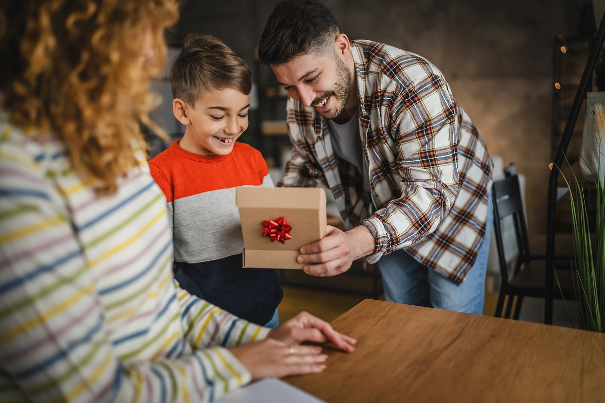 Что подарить папе на Новый год дёшево, но со смыслом. Фото © Shutterstock / FOTODOM / Miljan Zivkovic