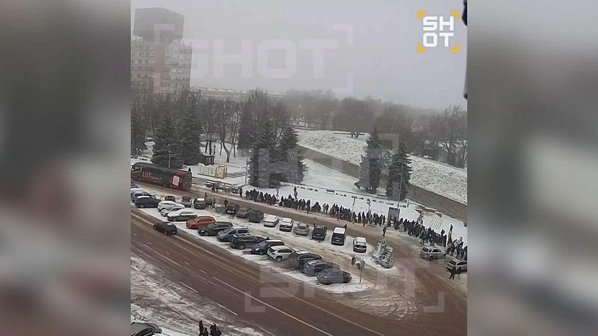 Эстонцы создали километровые очереди на границе с Россией, чтобы попасть к нам на праздники. Фото © SHOT