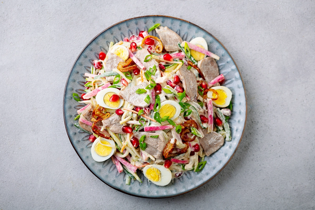 Салат «Ташкент» — знаменитый советский рецепт. Фото © Shutterstock / FOTODOM / Anna_Pustynnikova