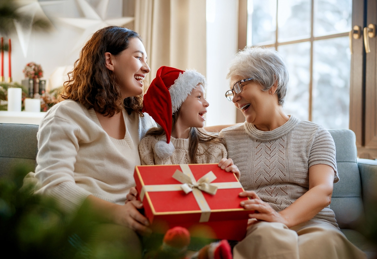 Что подарить маме на Новый год ребёнку: варианты от малышей. Фото © Shutterstock / FOTODOM / Yuganov Konstantin