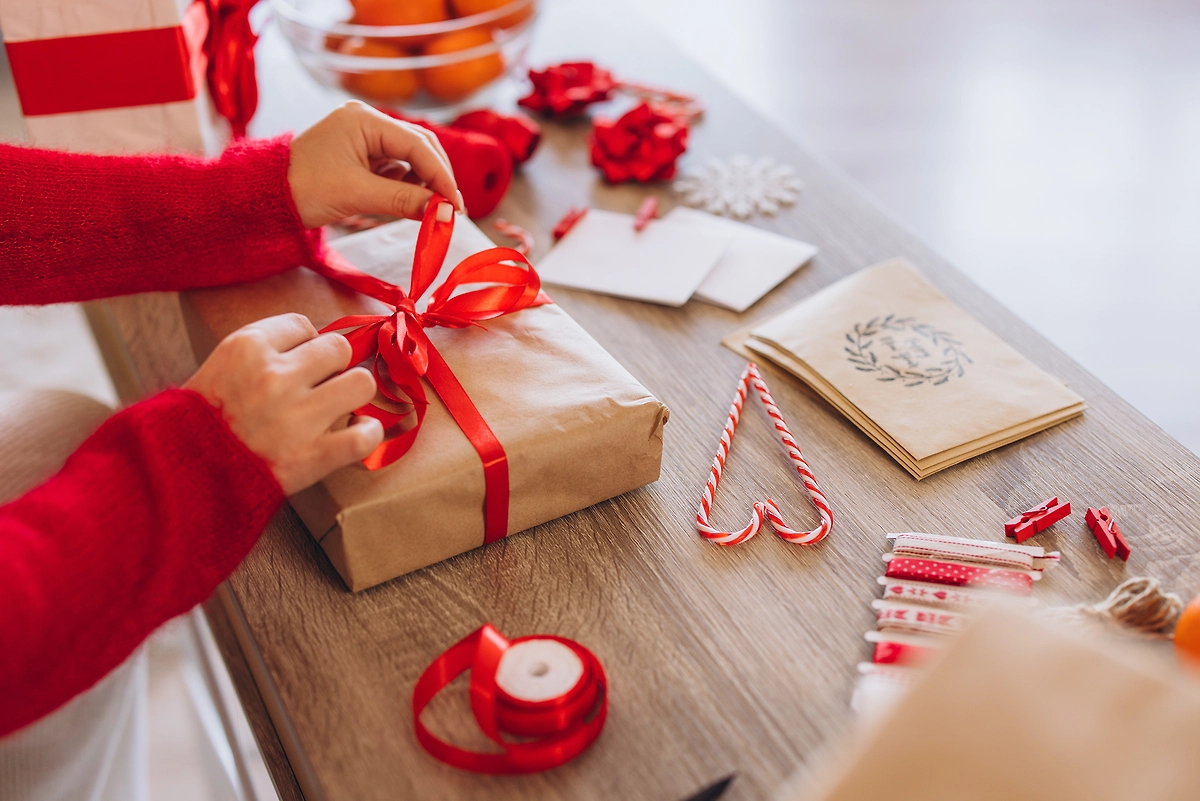 Идеи подарков маме на Новый год: упаковываем правильно. Фото © Shutterstock / FOTODOM / Anatoliy Cherkas
