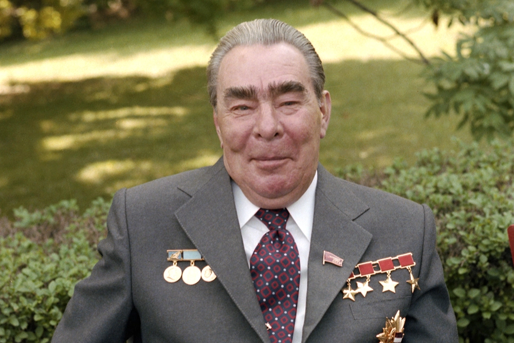 Любовь Брежнева к ношению наград вошла в анекдоты. Фото © ТАСС / Фотохроника ТАСС / Владимир Мусаэльян