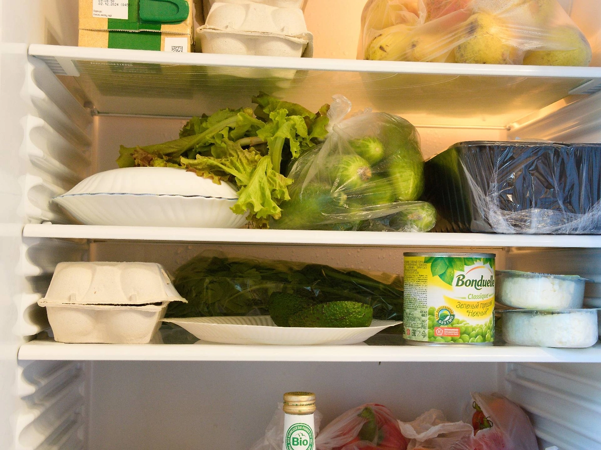 Новогодние салаты в холодильнике «живут» относительно долго. Но всё равно их стоит быстро съесть в 2026-м. Фото © Shutterstock / FOTODOM / Vitaly MOKK