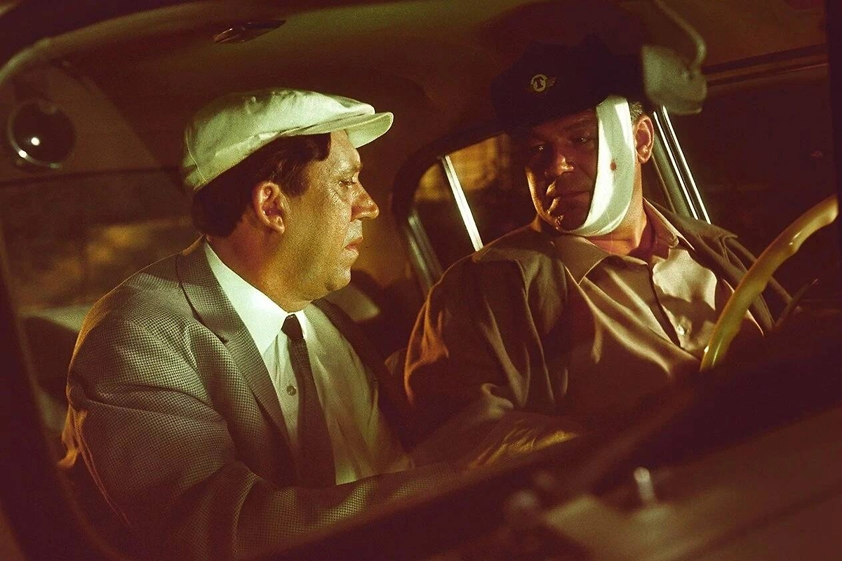 Юрий Никулин в роли Семёна Семёновича Горбункова в фильме «Бриллиантовая рука» (1968). Фото © Кадр из фильма «Бриллиантовая рука», режиссер Леонид Гайдай, сценаристы Леонид Гайдай, Яков Костюковский, Морис Слободской / Kinopoisk