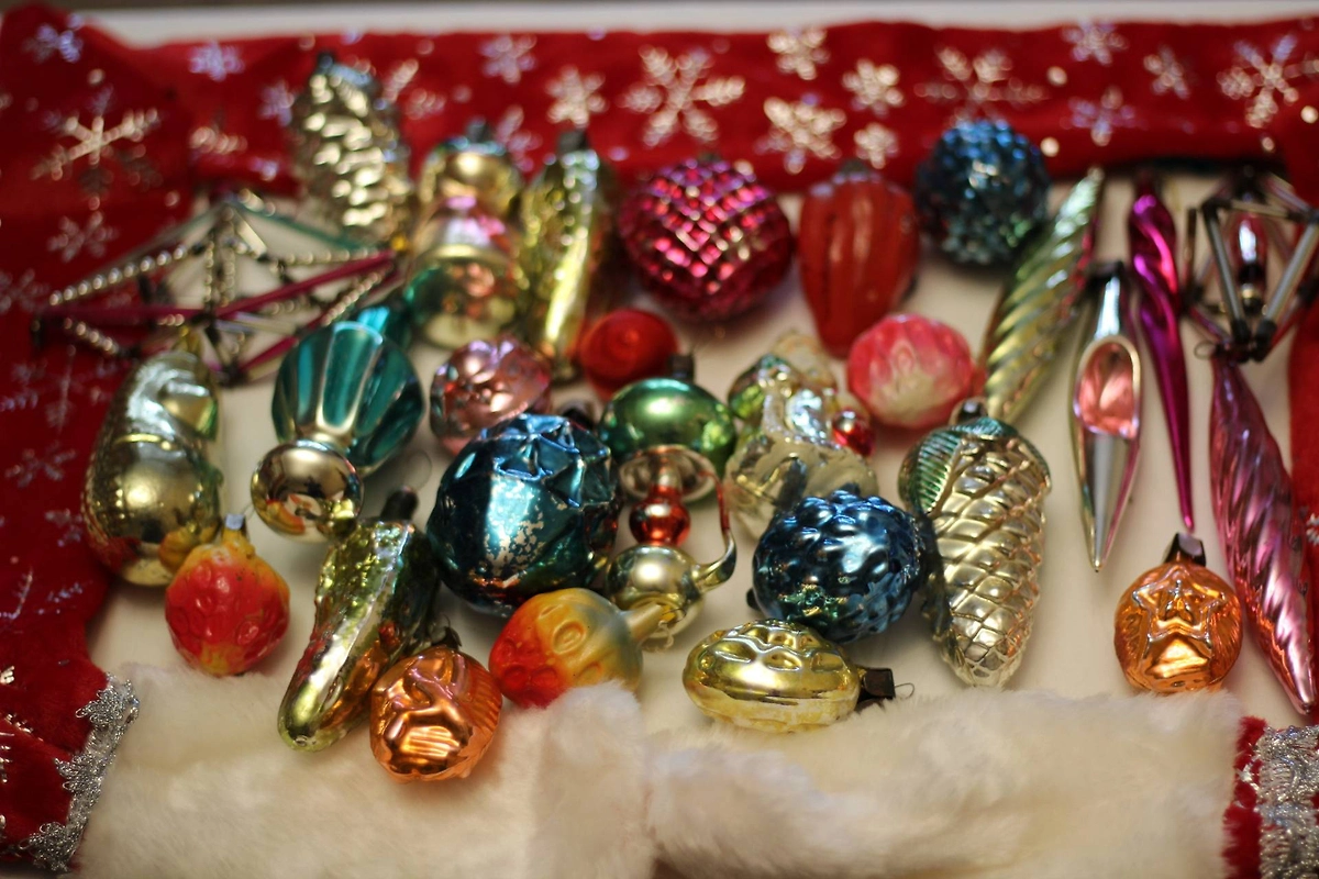 Новогодняя сервировка с антикварными предметами и ёлочными игрушками. Фото © Shutterstock / FOTODOM / Kleo foto