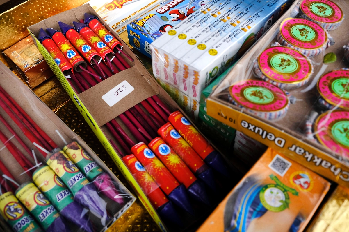 Мало просто купить фейерверк на Новый год. Его ещё нужно правильно хранить. Фото © Shutterstock / FOTODOM / Vinayak Jagtap