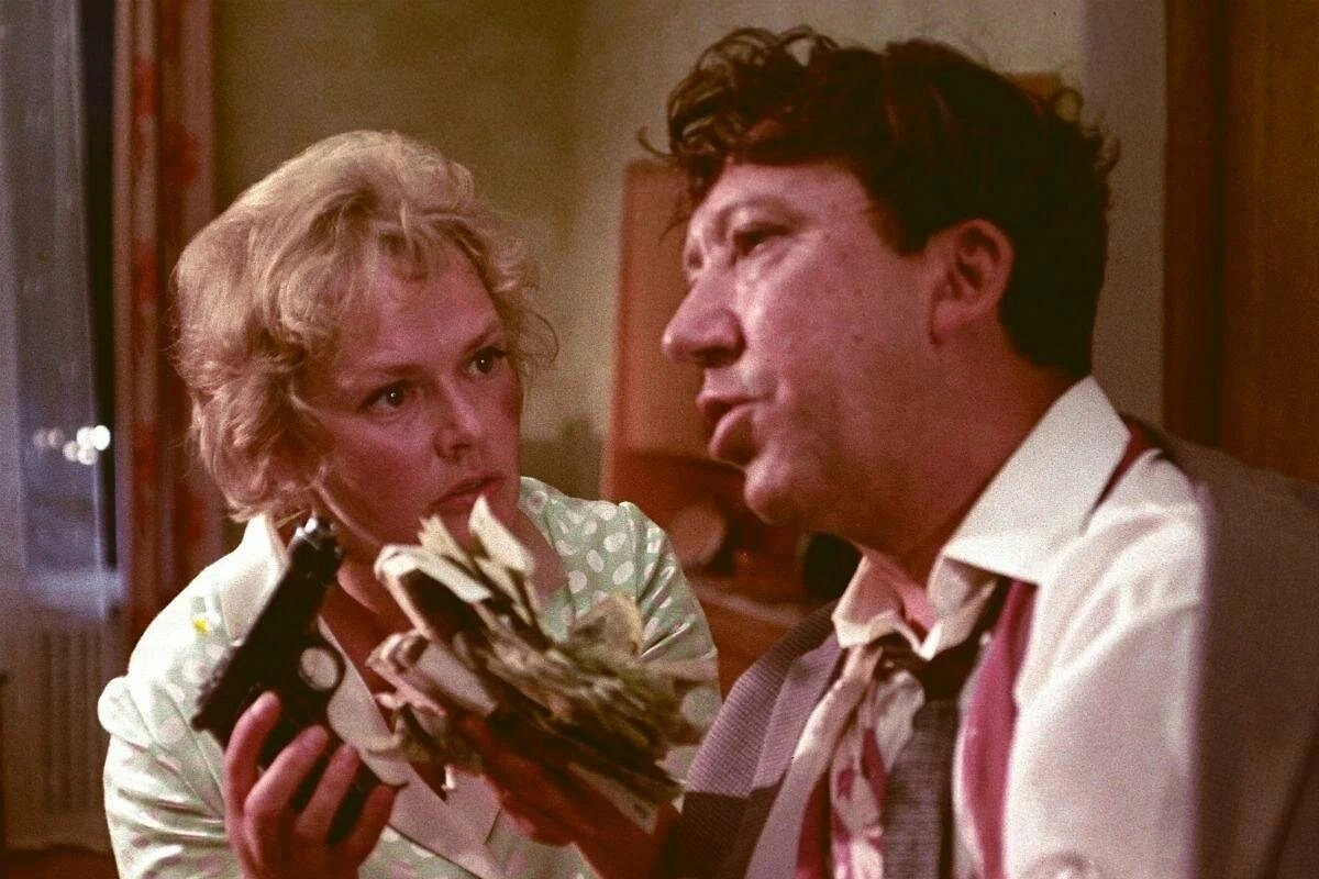 Лучшие фильмы Юрия Никулина: от комедий до драм о совести и достоинстве. Фото © Кадр из фильма «Бриллиантовая рука», режиссер Леонид Гайдай, сценаристы Леонид Гайдай, Яков Костюковский, Морис Слободской / Kinopoisk