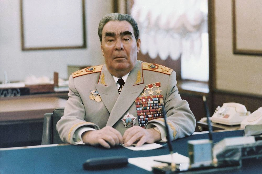 Китель Брежнева мог весить до шести килограммов. Фото © ТАСС / Владимир Мусаэльян