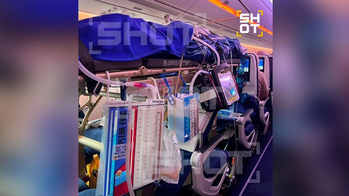 Транспортировка туриста. Фото © Telegram / SHOT