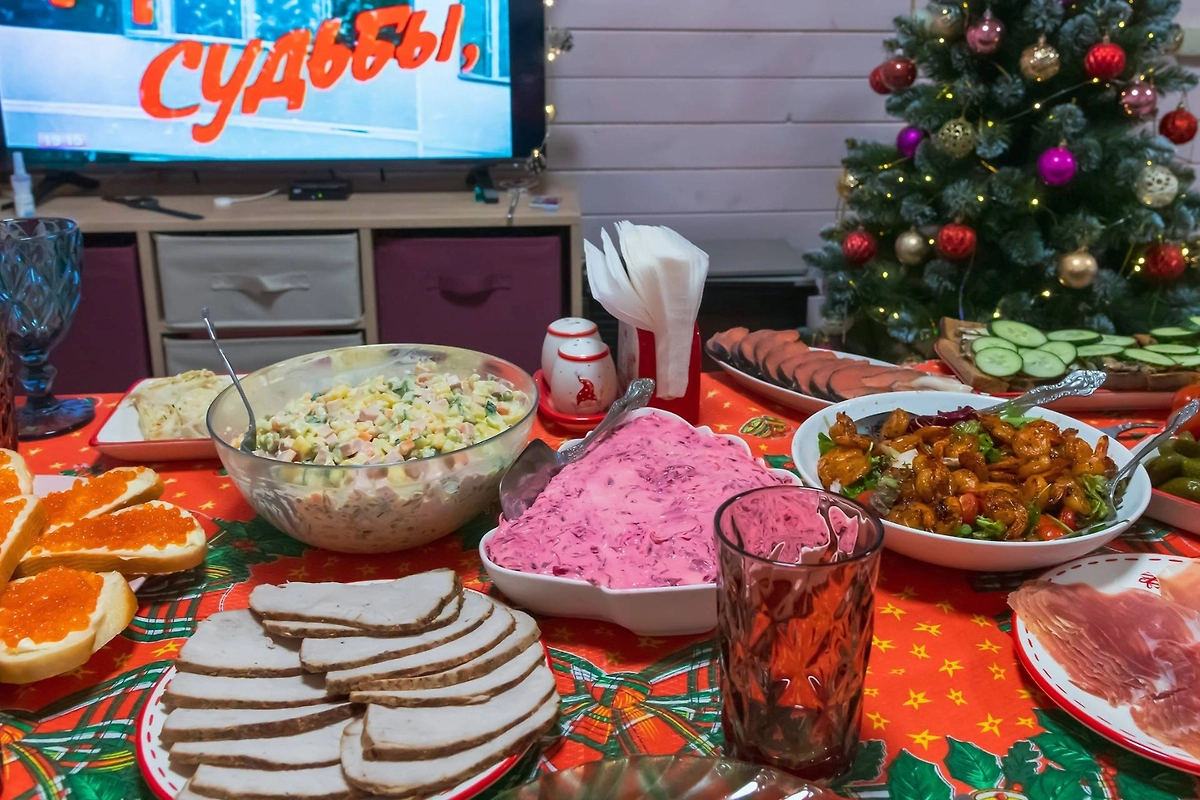 Новый год 2026 уже близко. Сколько «проживёт» ваш праздничный салат? Зависит от условий хранения. Фото © Shutterstock / FOTODOM / Bayhu19