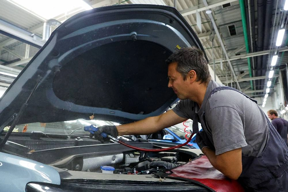 Если незамерзайка для авто превратилась в кусок ледяного стекломоя, лучше всего довериться профессионалам. Фото © ТАСС / Наталья Шатохина / NEWS.ru