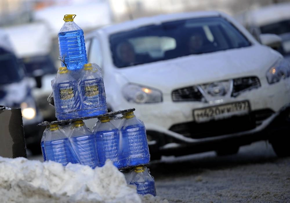 Незамерзайку для авто надо подбирать исходя из погоды и марки автомобиля. Фото © ТАСС / Бобылев Сергей